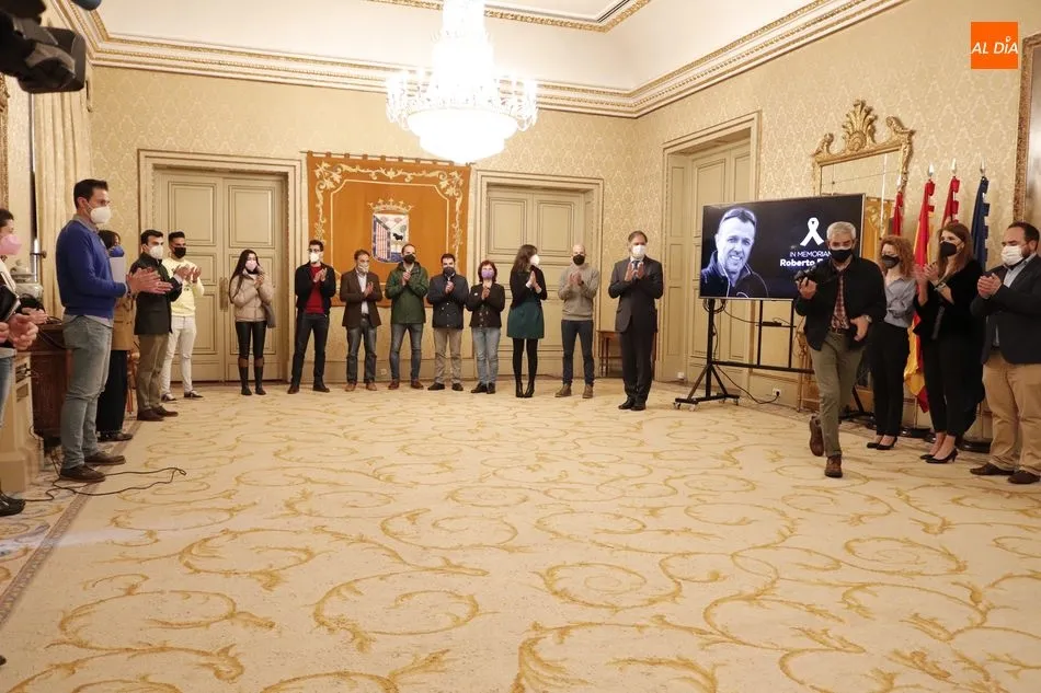 Foto 11 - Sentido minuto de silencio en el Ayuntamiento en memoria de Roberto Fraile, c&aacute;mara asesinado en...