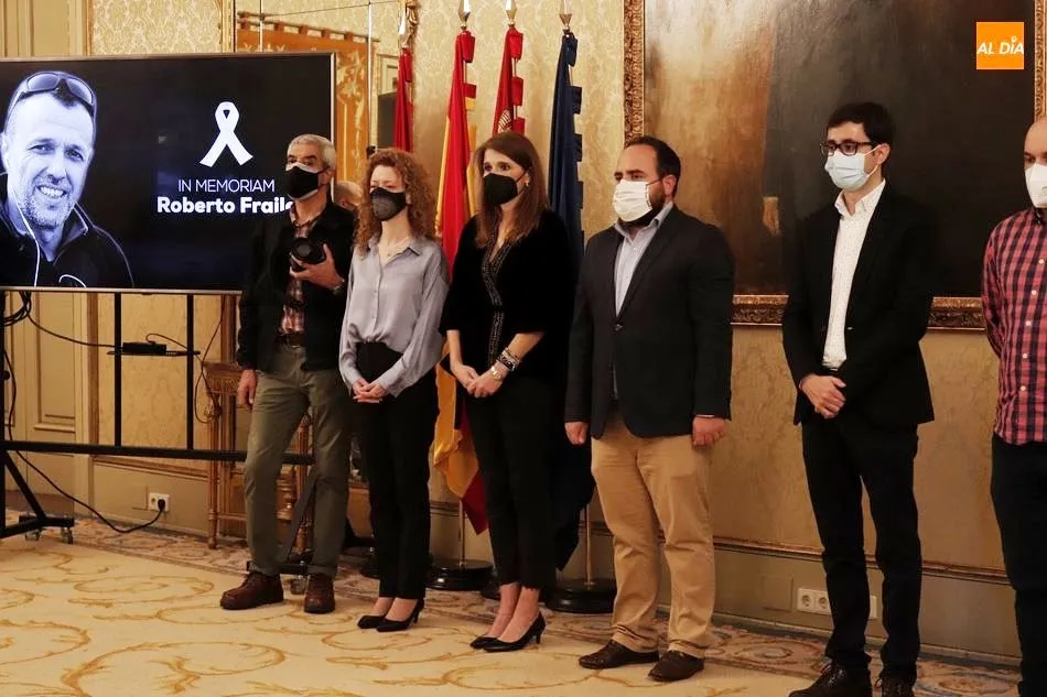 Foto 10 - Sentido minuto de silencio en el Ayuntamiento en memoria de Roberto Fraile, c&aacute;mara asesinado en...