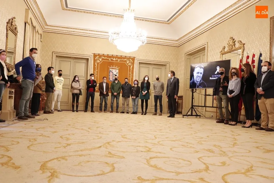 Foto 6 - Sentido minuto de silencio en el Ayuntamiento en memoria de Roberto Fraile, c&aacute;mara asesinado en...