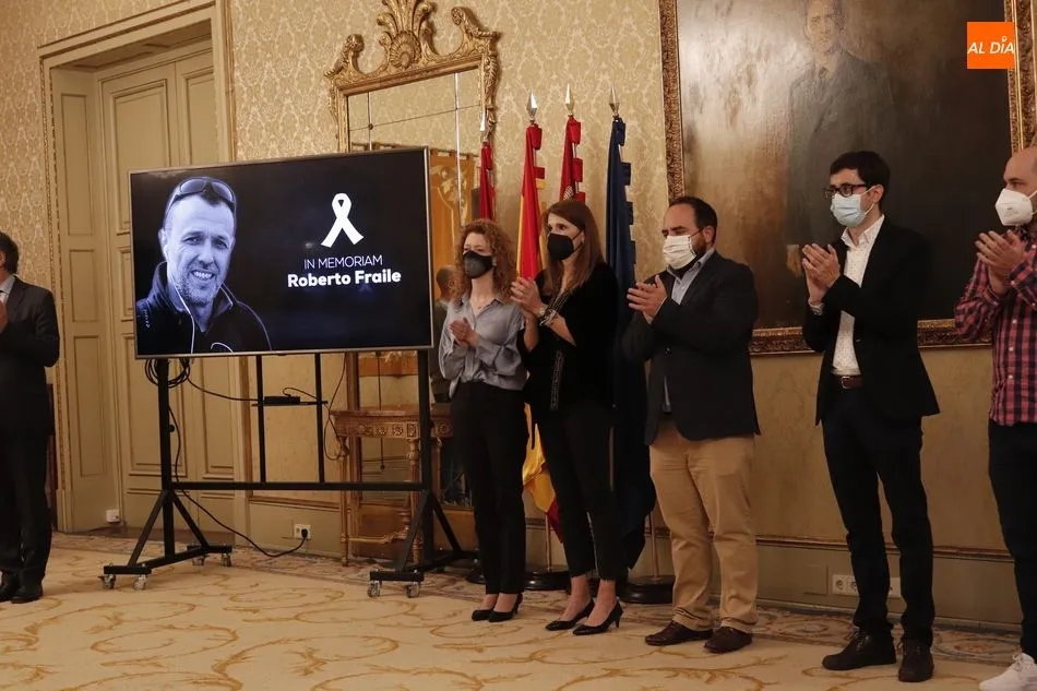 Foto 5 - Sentido minuto de silencio en el Ayuntamiento en memoria de Roberto Fraile, c&aacute;mara asesinado en...