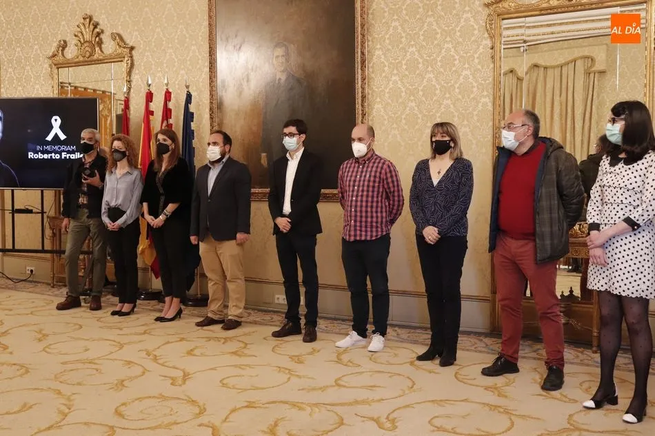 Foto 4 - Sentido minuto de silencio en el Ayuntamiento en memoria de Roberto Fraile, c&aacute;mara asesinado en...