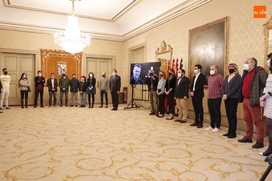 Foto 3 - Sentido minuto de silencio en el Ayuntamiento en memoria de Roberto Fraile, c&aacute;mara asesinado en...
