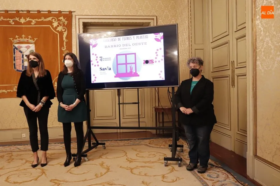 Presentación de este concurso con la concejal de Medio Ambiente, Parques y Jardines, Miryam Rodríguez; la concejal de Participación Social y Voluntariado, Almudena Parres; y la presidenta de ZOES, Inmaculada Cid. Foto de Guillermo García