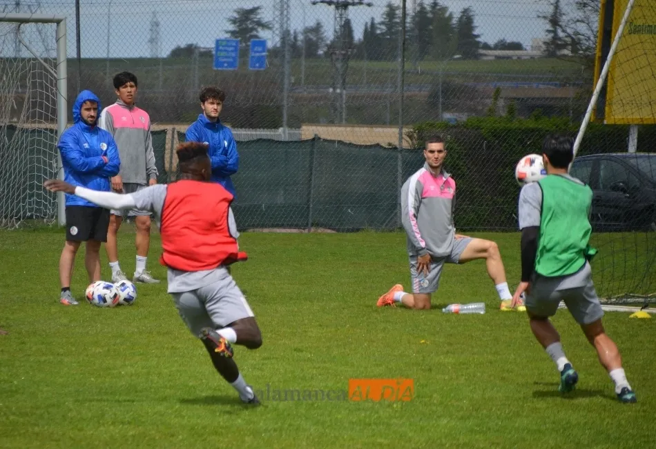 Casado y Sepúlveda, al margen, observan una disputa entre Ernest y Escalante / Carlos Cuervo
