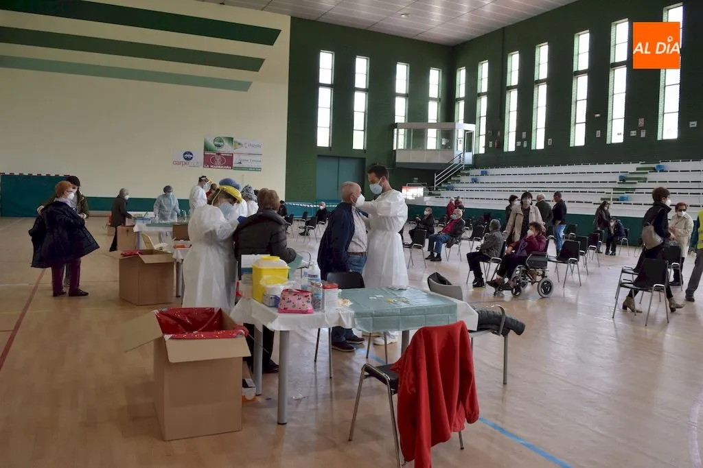 Vacunación masiva en el pabellón municipal de Alba de Tormes / Pedro Zaballos