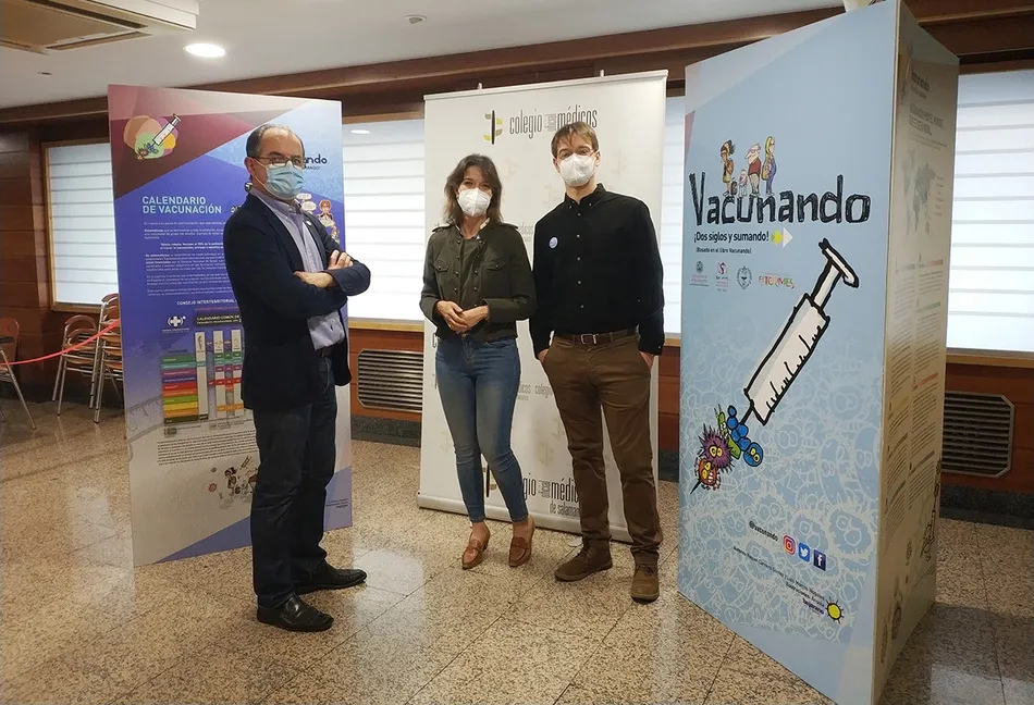 El presidente del Colegio de Médicos de Salamanca, Santiago Santa Cruz, junto a los farmacéuticos Raquel Carnero y Luis Marcos