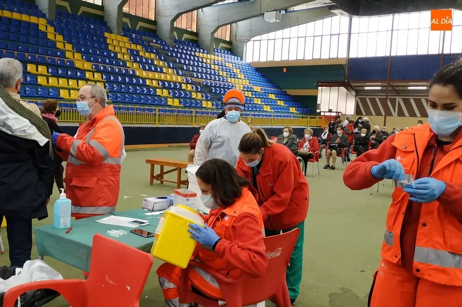 Foto 3 - Un millar de personas mayores de 80 a&ntilde;os quedan hoy inmunizadas en B&eacute;jar con la segunda dosis de...