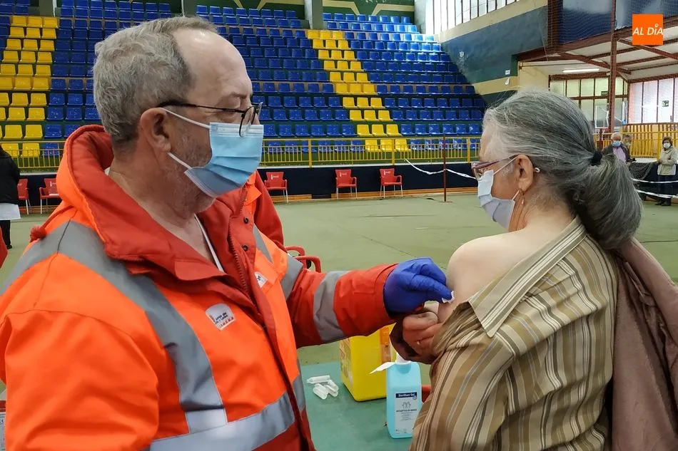 Foto 9 - Un millar de personas mayores de 80 a&ntilde;os quedan hoy inmunizadas en B&eacute;jar con la segunda dosis de...