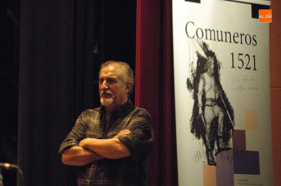 Foto 3 - El investigador Paco D&iacute;ez da a conocer los instrumentos musicales populares del tiempo de los...