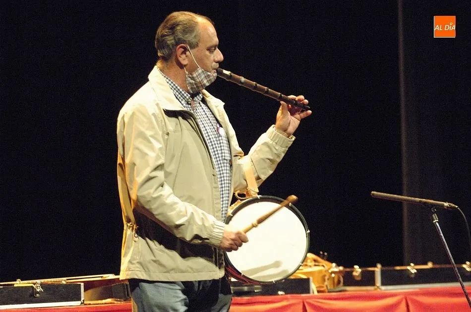 Foto 2 - El investigador Paco D&iacute;ez da a conocer los instrumentos musicales populares del tiempo de los...
