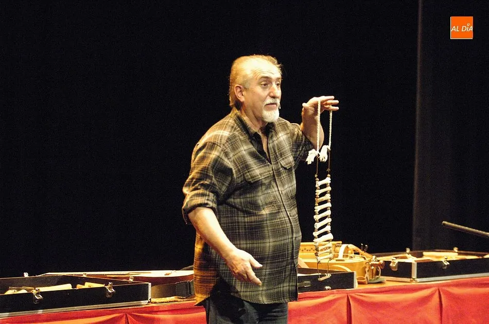Foto 10 - El investigador Paco D&iacute;ez da a conocer los instrumentos musicales populares del tiempo de los...