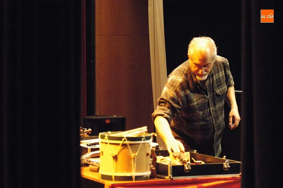 Foto 11 - El investigador Paco D&iacute;ez da a conocer los instrumentos musicales populares del tiempo de los...
