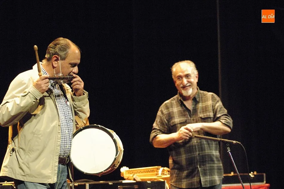 Foto 4 - El investigador Paco D&iacute;ez da a conocer los instrumentos musicales populares del tiempo de los...