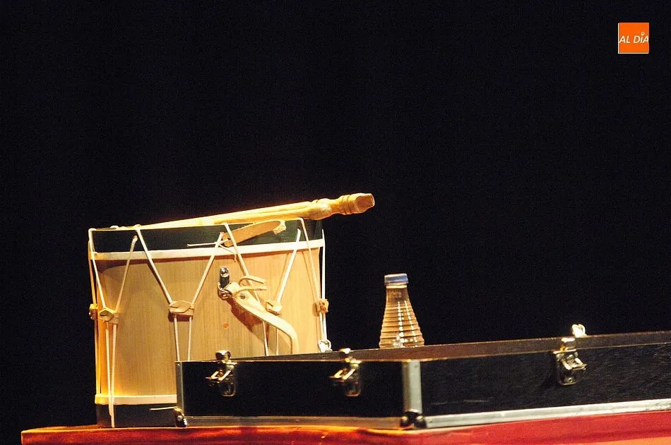 Foto 9 - El investigador Paco D&iacute;ez da a conocer los instrumentos musicales populares del tiempo de los...