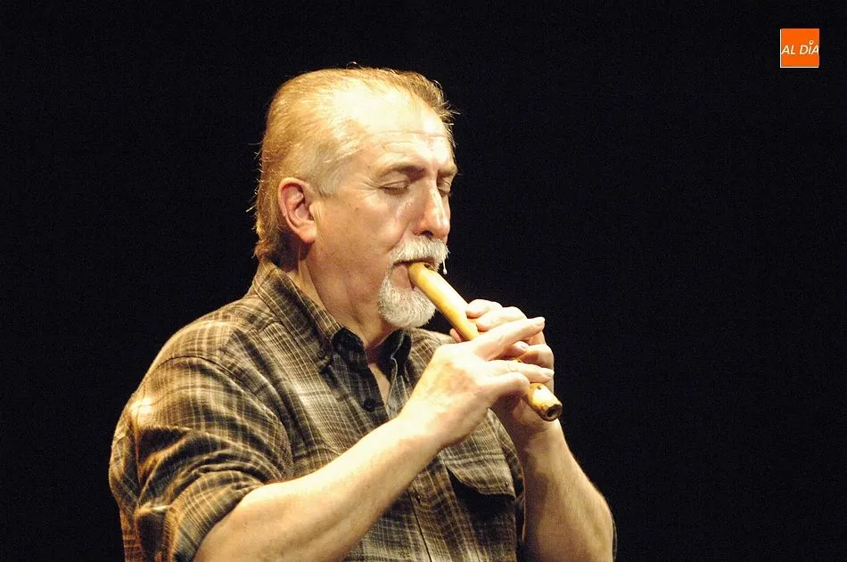 Foto 5 - El investigador Paco D&iacute;ez da a conocer los instrumentos musicales populares del tiempo de los...
