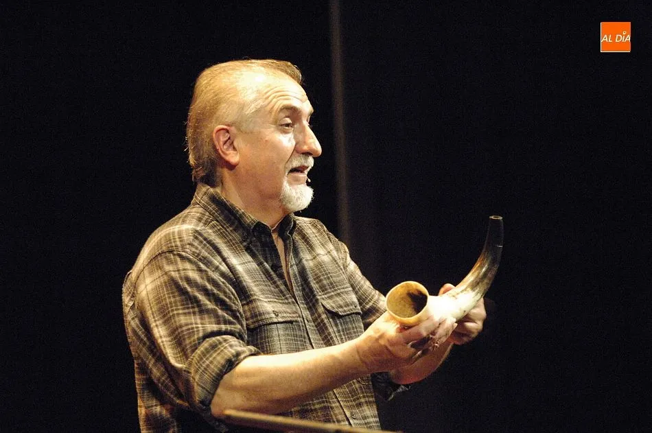 Foto 8 - El investigador Paco D&iacute;ez da a conocer los instrumentos musicales populares del tiempo de los...