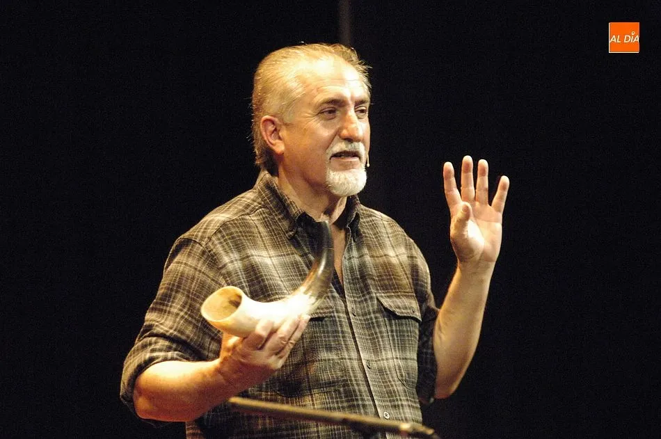 Foto 7 - El investigador Paco D&iacute;ez da a conocer los instrumentos musicales populares del tiempo de los...