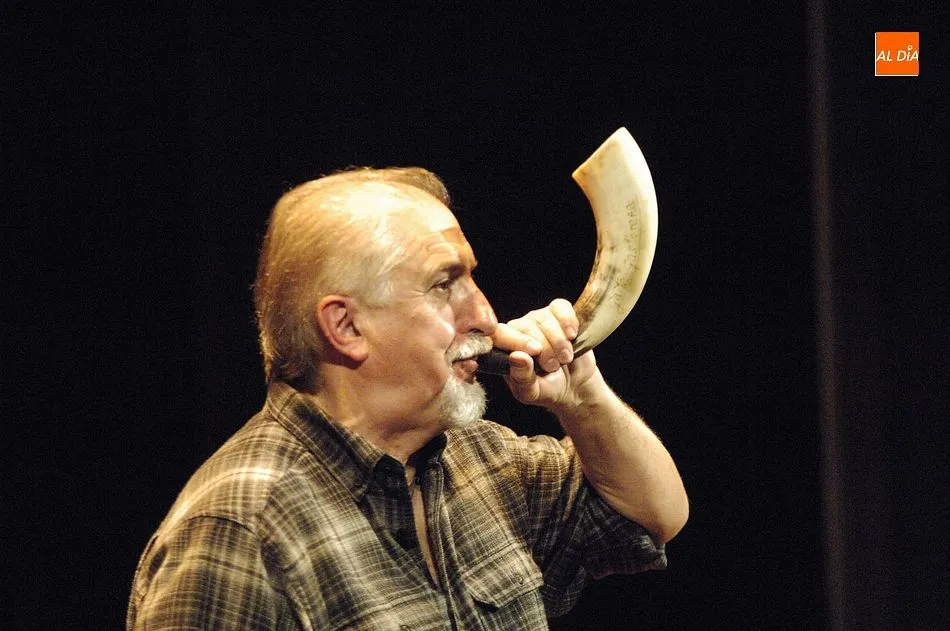Foto 6 - El investigador Paco D&iacute;ez da a conocer los instrumentos musicales populares del tiempo de los...
