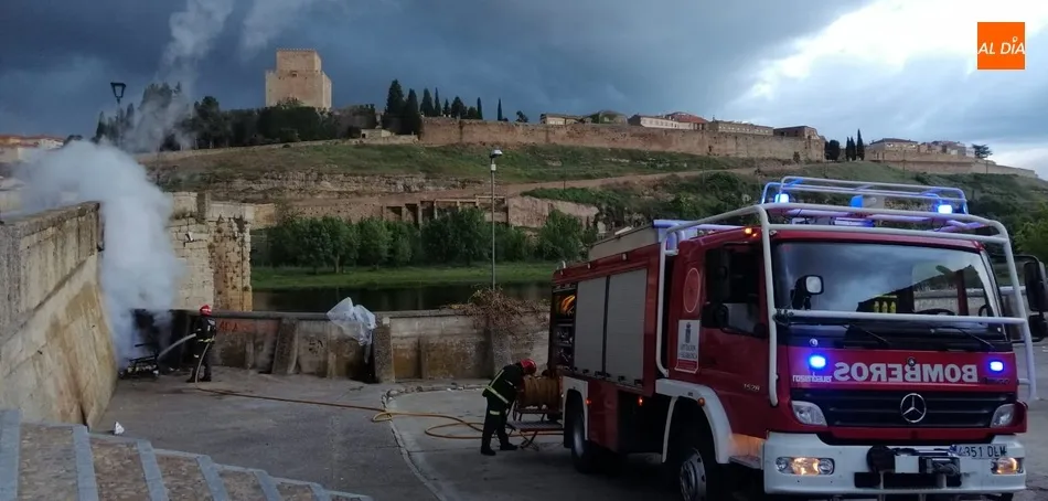 Foto 4 - Arde un sill&oacute;n junto al Puente Mayor  