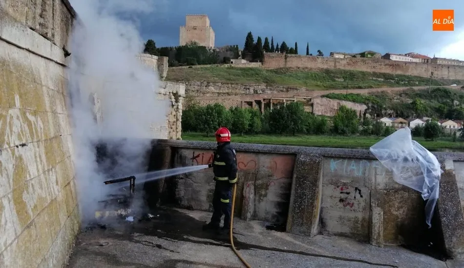 Arde un sillón junto al Puente Mayor  