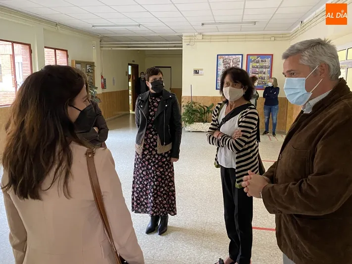 Foto 5 - Elisa Delibes, sorprendida y emocionada durante su visita al IES Pe&ntilde;aranda y conocer el proyecto...