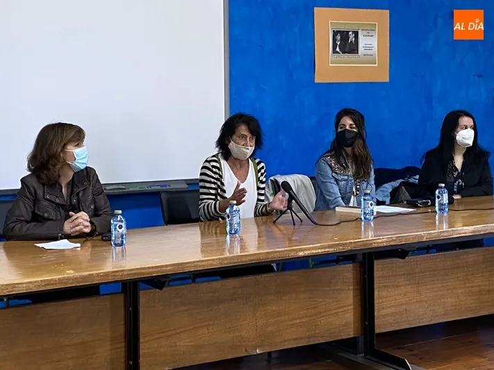 Foto 4 - Elisa Delibes, sorprendida y emocionada durante su visita al IES Pe&ntilde;aranda y conocer el proyecto...