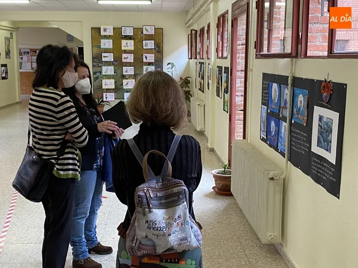 Foto 3 - Elisa Delibes, sorprendida y emocionada durante su visita al IES Pe&ntilde;aranda y conocer el proyecto...
