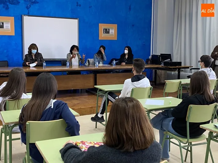 Foto 2 - Elisa Delibes, sorprendida y emocionada durante su visita al IES Pe&ntilde;aranda y conocer el proyecto...