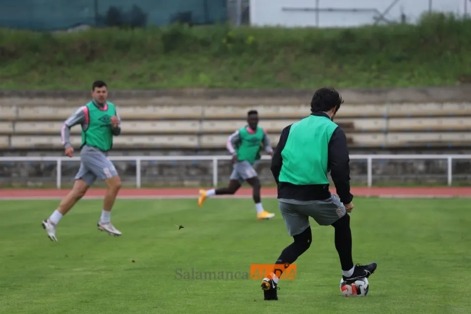 Foto 9 - Vuelve la alerta en defensa al Salamanca UDS: Casado y Sep&uacute;lveda no entrenan en Las Pistas