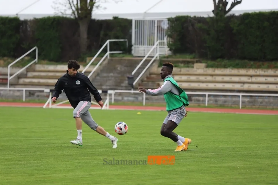 Foto 5 - Vuelve la alerta en defensa al Salamanca UDS: Casado y Sep&uacute;lveda no entrenan en Las Pistas