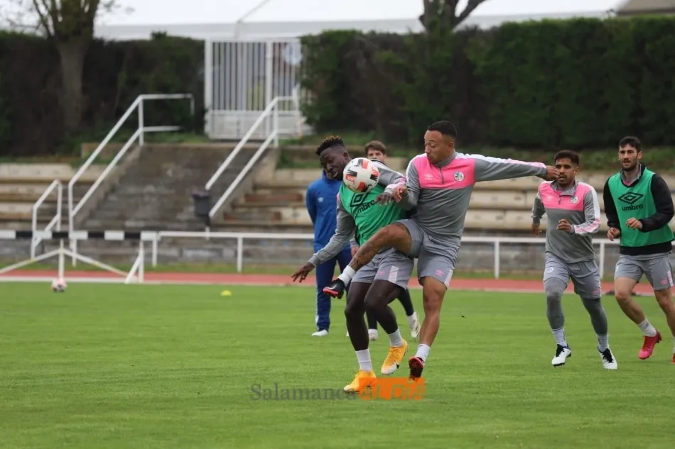 Foto 2 - Vuelve la alerta en defensa al Salamanca UDS: Casado y Sep&uacute;lveda no entrenan en Las Pistas