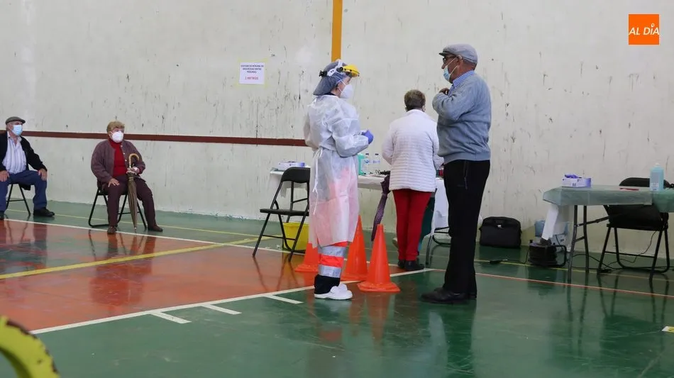 Foto 11 - Cerca de 800 personas reciben la vacuna anticovid en Aldead&aacute;vila y Barruecopardo  