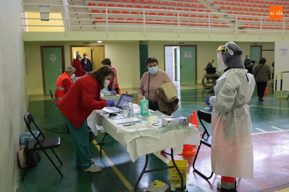 Foto 10 - Cerca de 800 personas reciben la vacuna anticovid en Aldead&aacute;vila y Barruecopardo  
