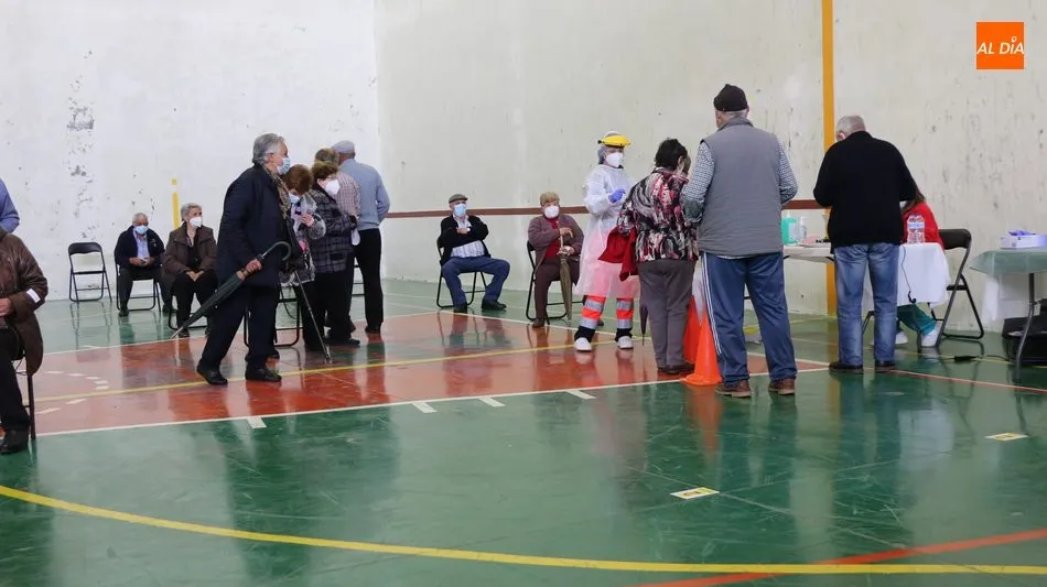 Foto 6 - Cerca de 800 personas reciben la vacuna anticovid en Aldead&aacute;vila y Barruecopardo  