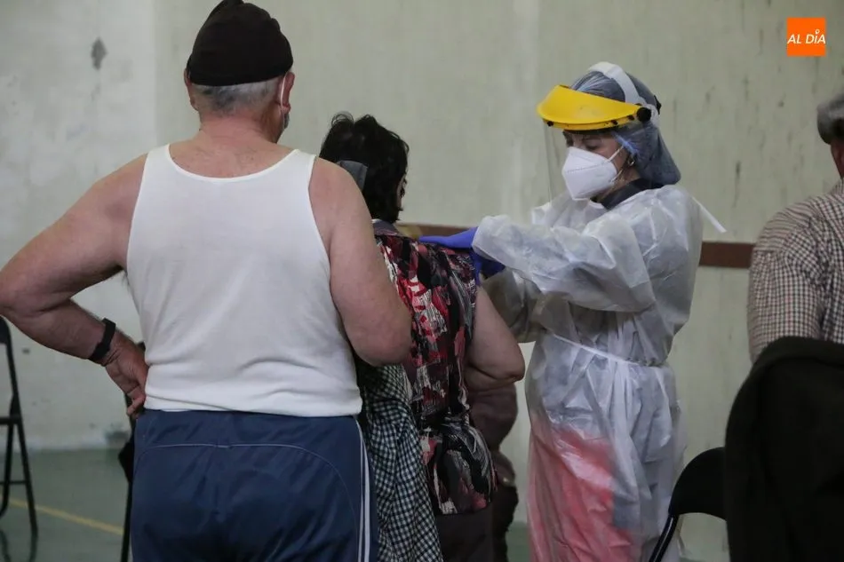 Foto 2 - Cerca de 800 personas reciben la vacuna anticovid en Aldead&aacute;vila y Barruecopardo  