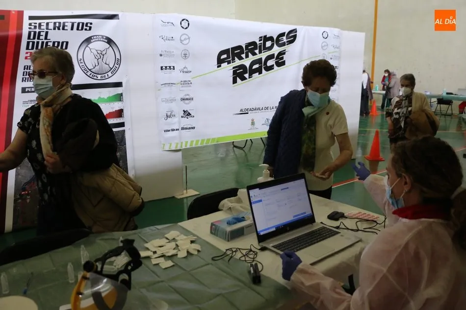 Cerca de 800 personas reciben la vacuna anticovid en Aldeadávila y Barruecopardo  