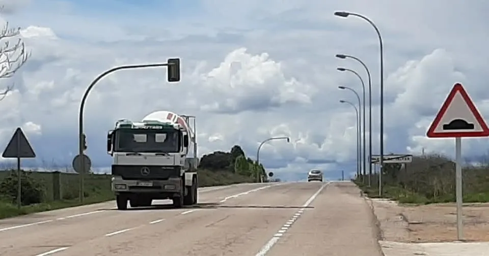 Instaladas bandas reductoras de velocidad en la N-620 a su paso por Martín de Yeltes  