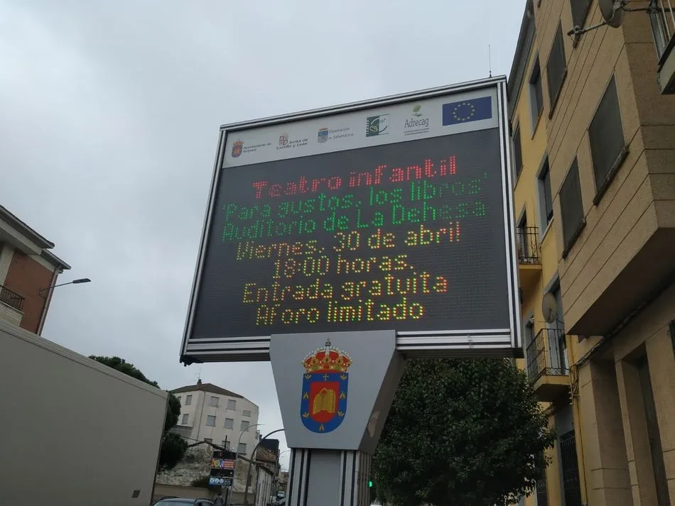 Foto 4 - El Ayuntamiento repara los paneles informativos en la calle Filiberto Villalobos