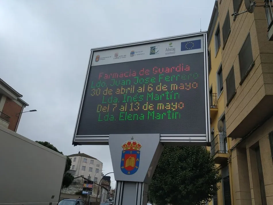 Foto 2 - El Ayuntamiento repara los paneles informativos en la calle Filiberto Villalobos