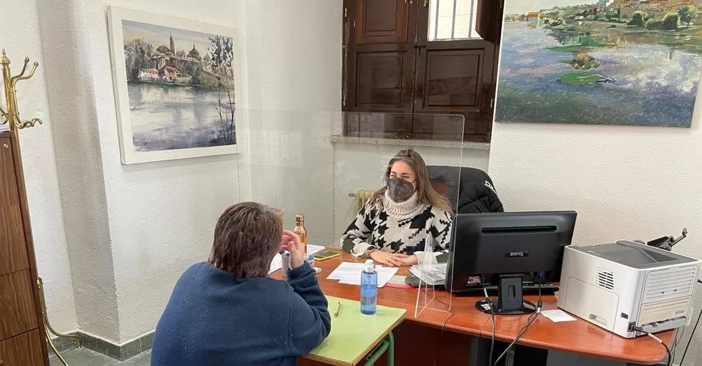 Una usuaria del programa Puedo es atendida y asesorada por una responsable del programa