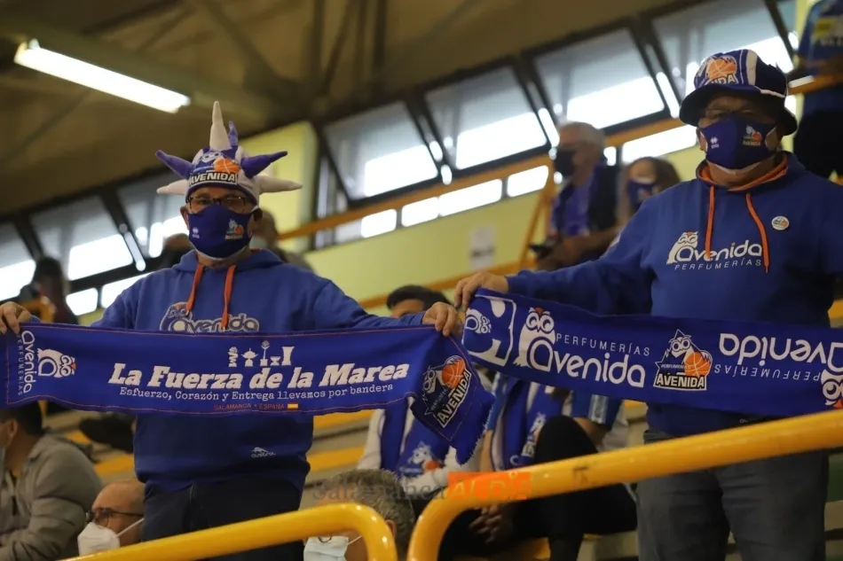 Aficionados del Perfumerías Avenida, preparados para la final / Lydia González