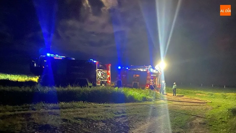 Foto 2 - Un incendio calcina un tractor y pacas de paja en una nave en Hinojosa de Duero  