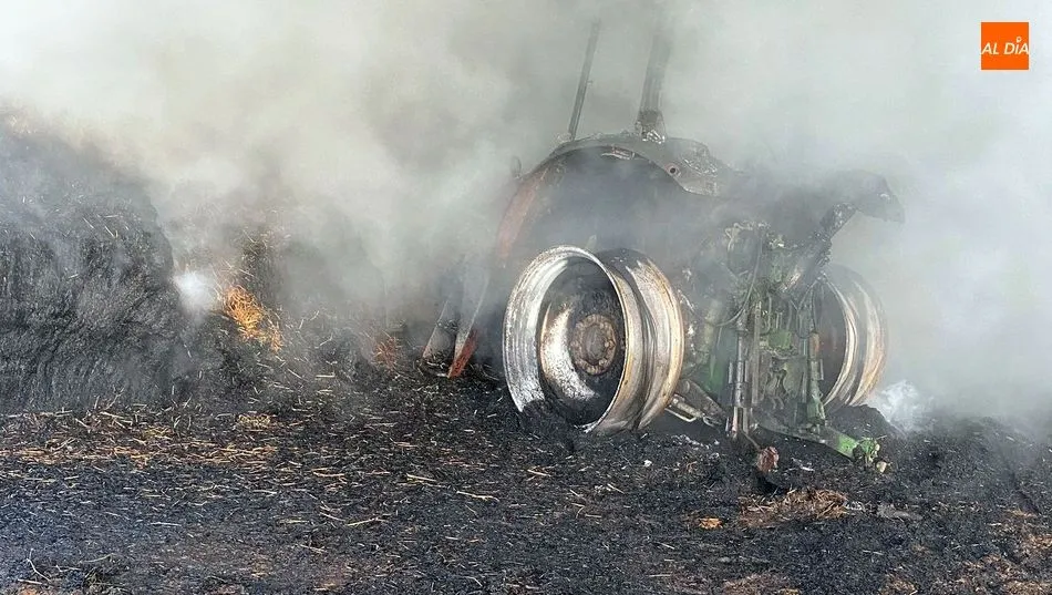 Foto 3 - Un incendio calcina un tractor y pacas de paja en una nave en Hinojosa de Duero  