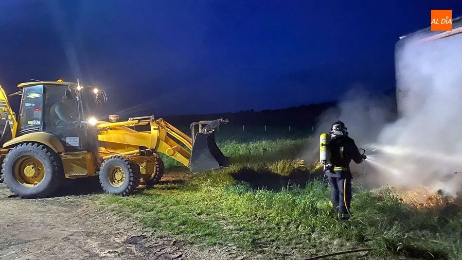 Foto 5 - Un incendio calcina un tractor y pacas de paja en una nave en Hinojosa de Duero  