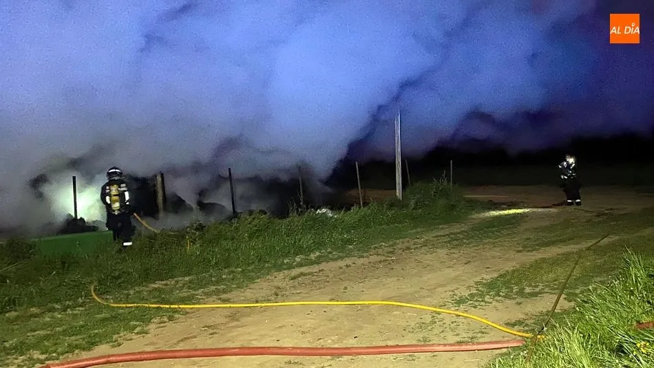 Foto 4 - Un incendio calcina un tractor y pacas de paja en una nave en Hinojosa de Duero  