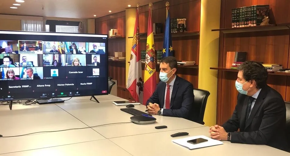 Los consejeros de la Presidencia y de Economía y Empleo, Ángel Ibáñez y Carlos Fernández Carriedo en la constitución Mesa de Entidades locales. Foto JCYL