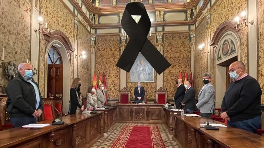 En el Pleno se guardó un minuto de silencio en memoria de los dos periodistas asesinados en Burkina Faso