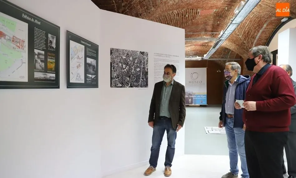 El concejal de Turismo, Fernando Castaño, en la inauguración de esta muestra, en el Museo del Comercio. Foto de Lydia González