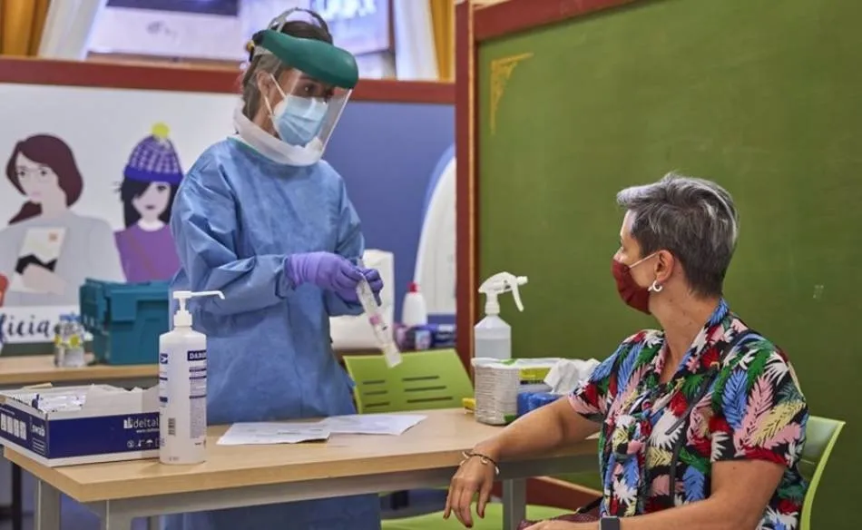 Sanidad notifica 9.135 casos y 136 muertes, con la incidencia bajando levemente a 229  