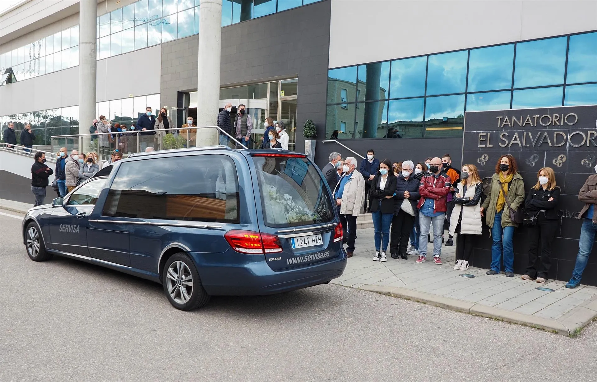 Familiares, amigos y compañeros de profesión se han agolpado este viernes a las puertas del tanatorio El Salvador, en Valladolid. Foto: EP